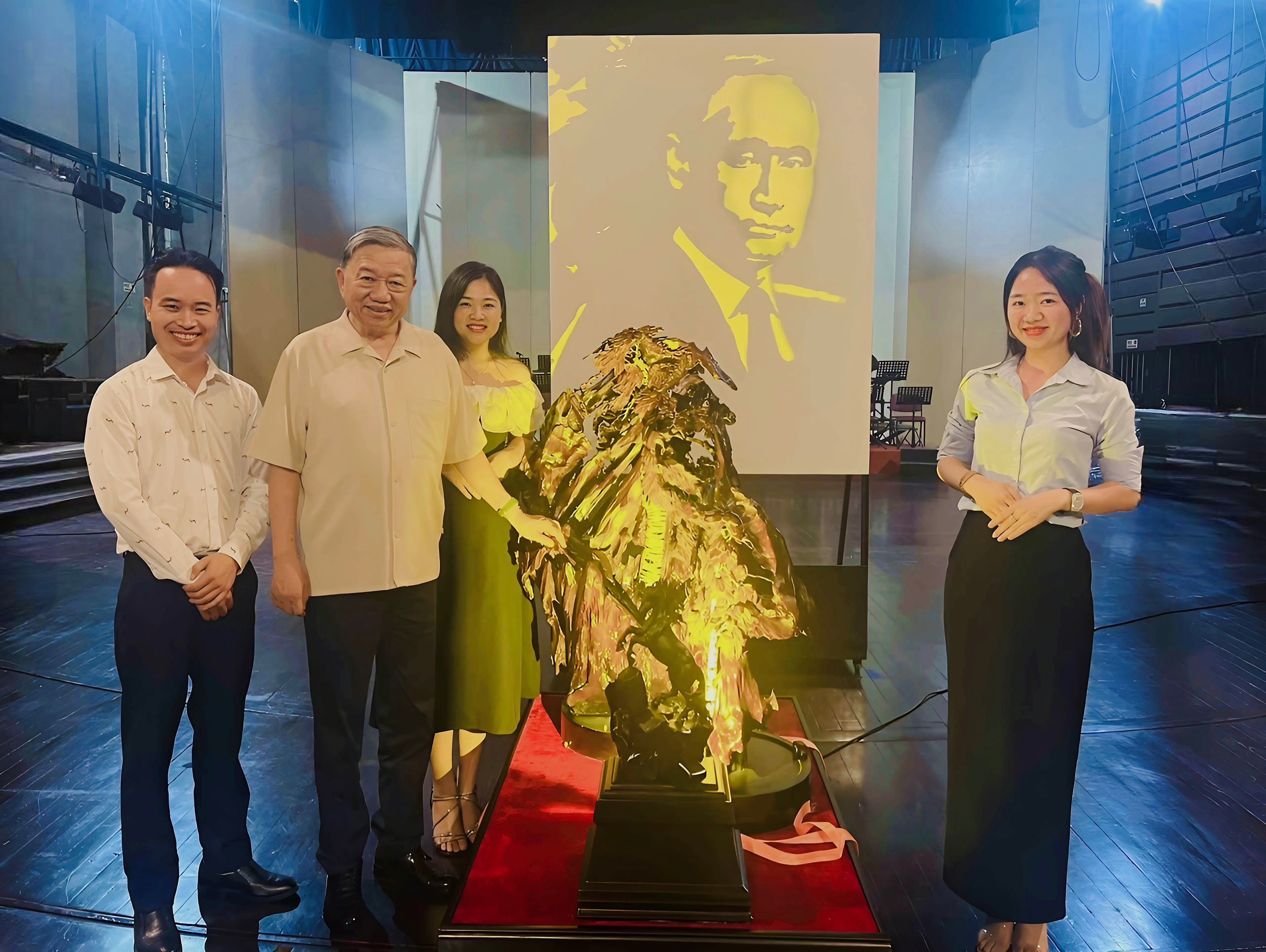 Chuyện chưa kể phía sau món quà Tổng bí thư chọn tặng Tổng thống Nga Vladimir Putin- Ảnh 7. Chuyện chưa kể phía sau món quà Tổng bí thư chọn tặng Tổng thống Nga Vladimir Putin- Ảnh 7.