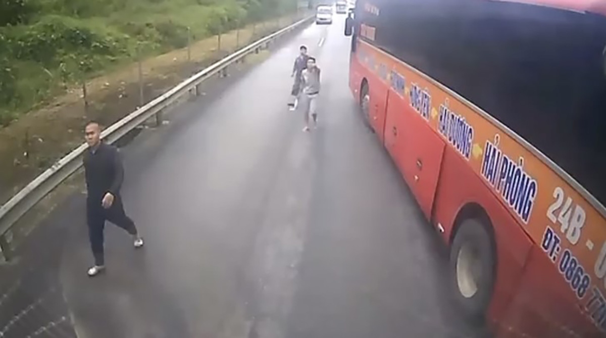 Triệu tập nh&oacute;m người chặn xe, đ&aacute;nh t&agrave;i xế tr&ecirc;n cao tốc Nội B&agrave;i - L&agrave;o Cai- Ảnh 1.