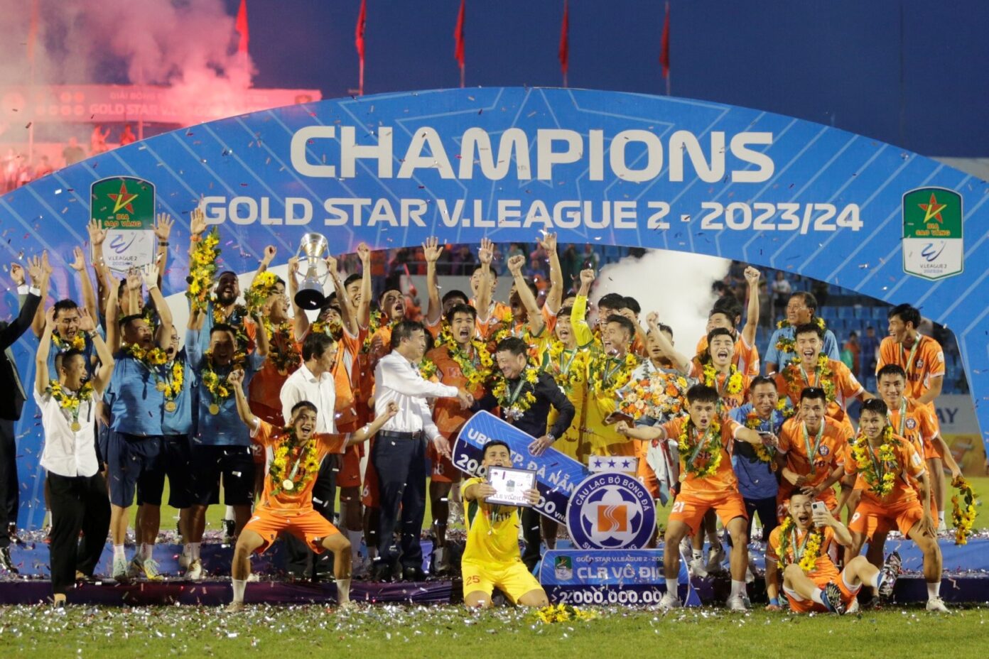 Trở lại V-League, CLB n&agrave;y nhận chiếc c&uacute;p đặc biệt nhất lịch sử b&oacute;ng đ&aacute; Việt Nam- Ảnh 1.