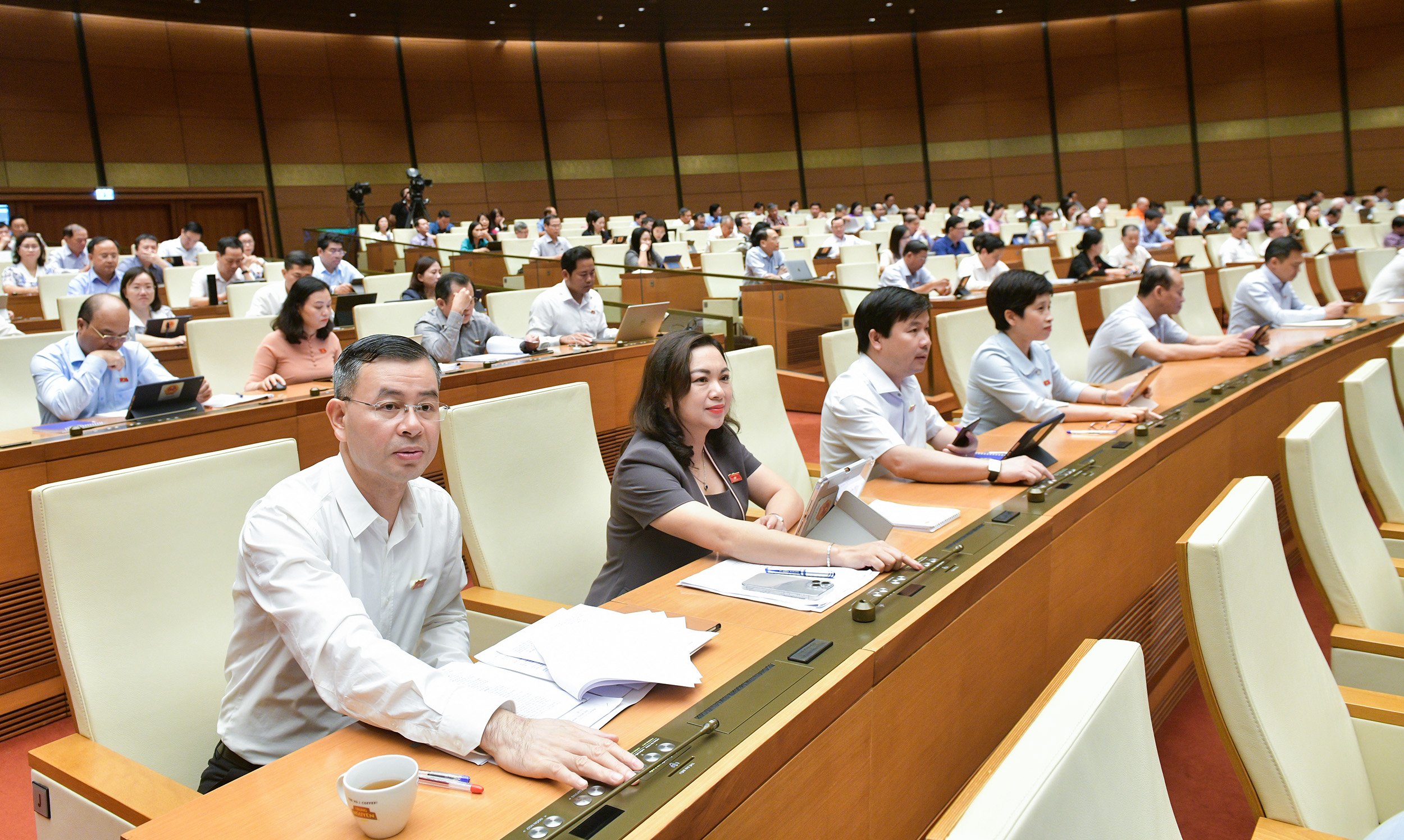Th&ocirc;ng qua nghị quyết ph&ecirc; chuẩn quyết to&aacute;n ng&acirc;n s&aacute;ch Nh&agrave; nước- Ảnh 2.