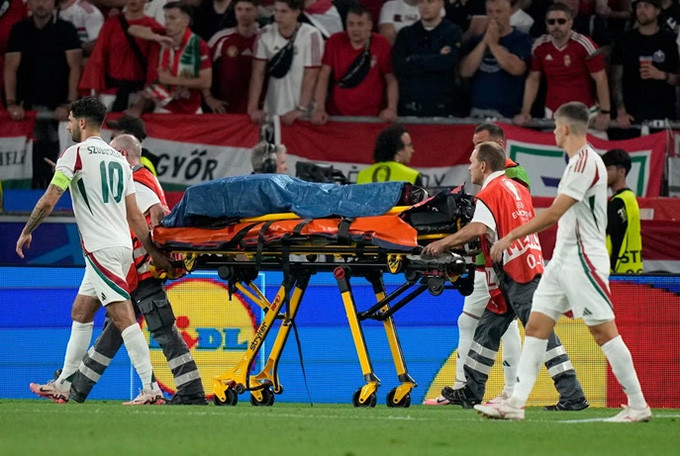 Cầu thủ bất tỉnh sau pha va chạm kinh ho&agrave;ng tại EURO 2024 hiện ra sao?- Ảnh 1.