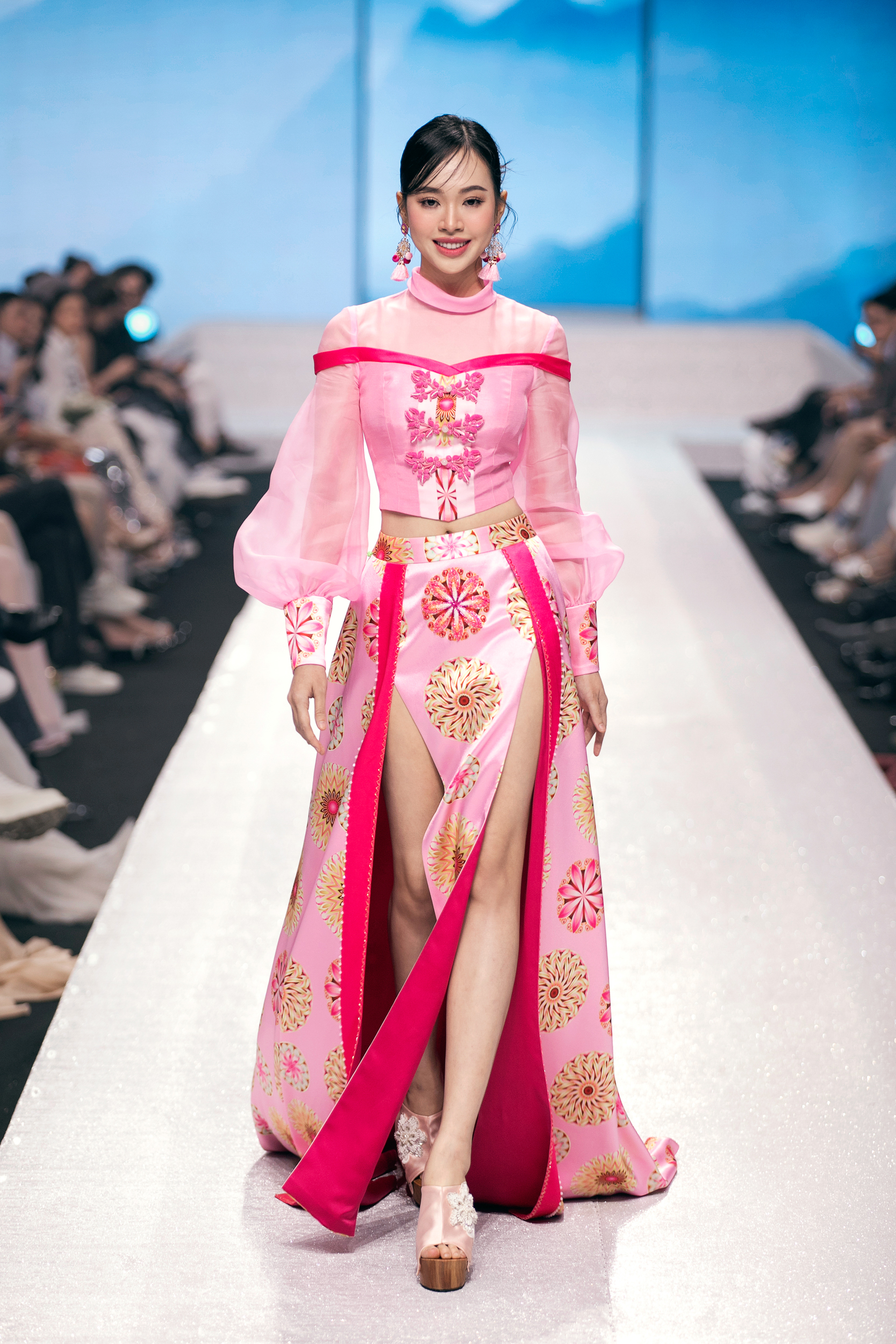 Hoa hậu Ý Nhi sánh đôi cùng Nam vương Thế giới Jack Heslewood- Ảnh 11. Hoa hậu Ý Nhi sánh đôi cùng Nam vương Thế giới Jack Heslewood- Ảnh 11.