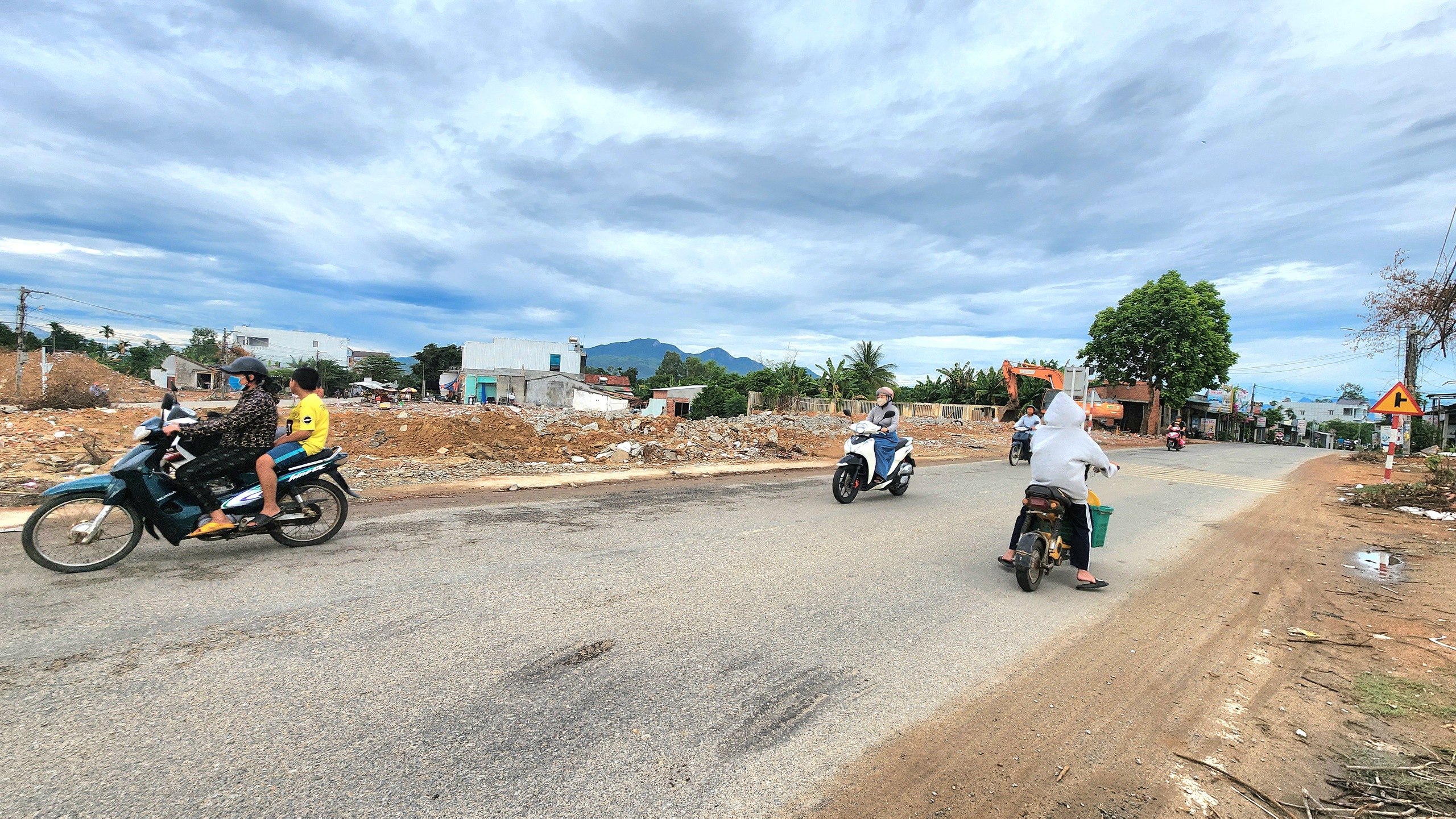 Gỡ điểm nghẽn mặt bằng lớn nhất tr&ecirc;n cao tốc Quảng Ng&atilde;i - Ho&agrave;i Nhơn- Ảnh 11.