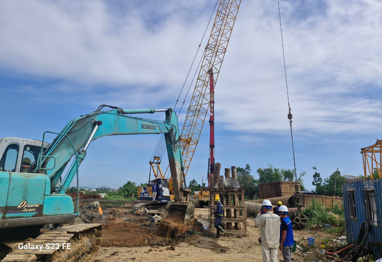 Quảng Ng&atilde;i y&ecirc;u cầu triển khai đồng loạt, đẩy nhanh tiến độ c&aacute;c dự &aacute;n trọng điểm- Ảnh 3.