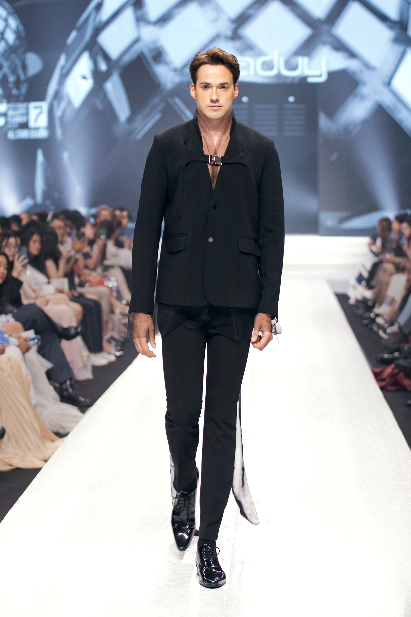 Hoa hậu Ý Nhi sánh đôi cùng Nam vương Thế giới Jack Heslewood- Ảnh 3. Hoa hậu Ý Nhi sánh đôi cùng Nam vương Thế giới Jack Heslewood- Ảnh 3.