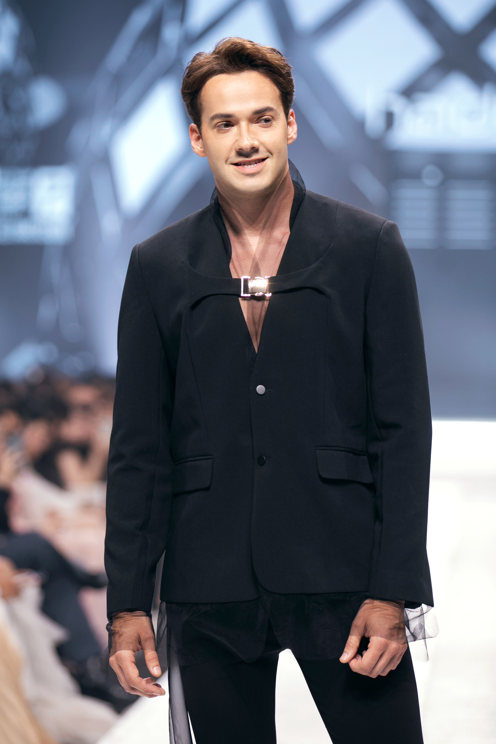 Hoa hậu Ý Nhi sánh đôi cùng Nam vương Thế giới Jack Heslewood- Ảnh 2. Hoa hậu Ý Nhi sánh đôi cùng Nam vương Thế giới Jack Heslewood- Ảnh 2.