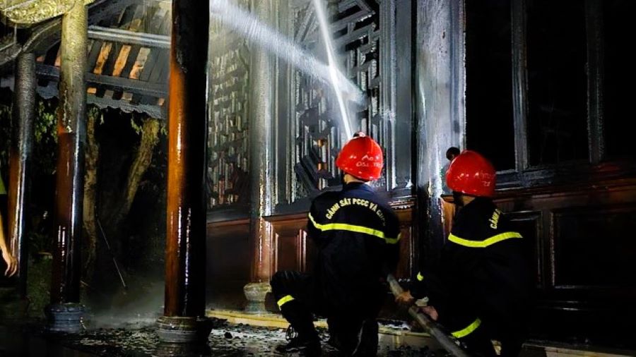 Ngôi chùa ở Huế bất ngờ bốc cháy dữ dội trong đêm- Ảnh 2. Ngôi chùa ở Huế bất ngờ bốc cháy dữ dội trong đêm- Ảnh 2.