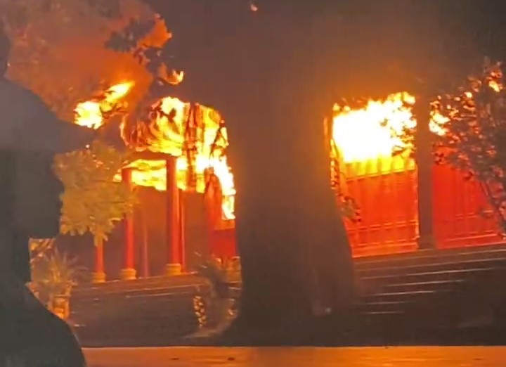 Ngôi chùa ở Huế bất ngờ bốc cháy dữ dội trong đêm- Ảnh 1. Ngôi chùa ở Huế bất ngờ bốc cháy dữ dội trong đêm- Ảnh 1.