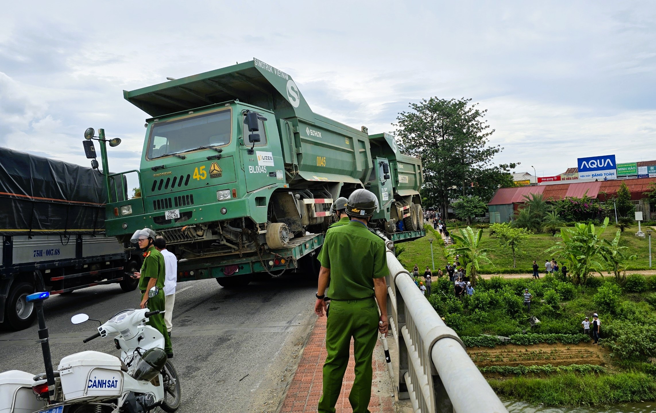 Đ&acirc;m g&atilde;y lan can cầu, đầu xe k&eacute;o rơi xuống đất, sơ-mi rơ-mo&oacute;c vắt vẻo tr&ecirc;n th&agrave;nh- Ảnh 3.