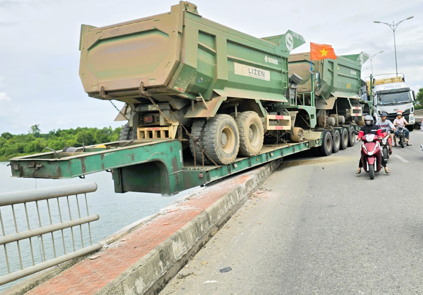 Đ&acirc;m g&atilde;y lan can cầu, đầu xe k&eacute;o rơi xuống đất, sơ-mi rơ-mo&oacute;c vắt vẻo tr&ecirc;n th&agrave;nh- Ảnh 1.