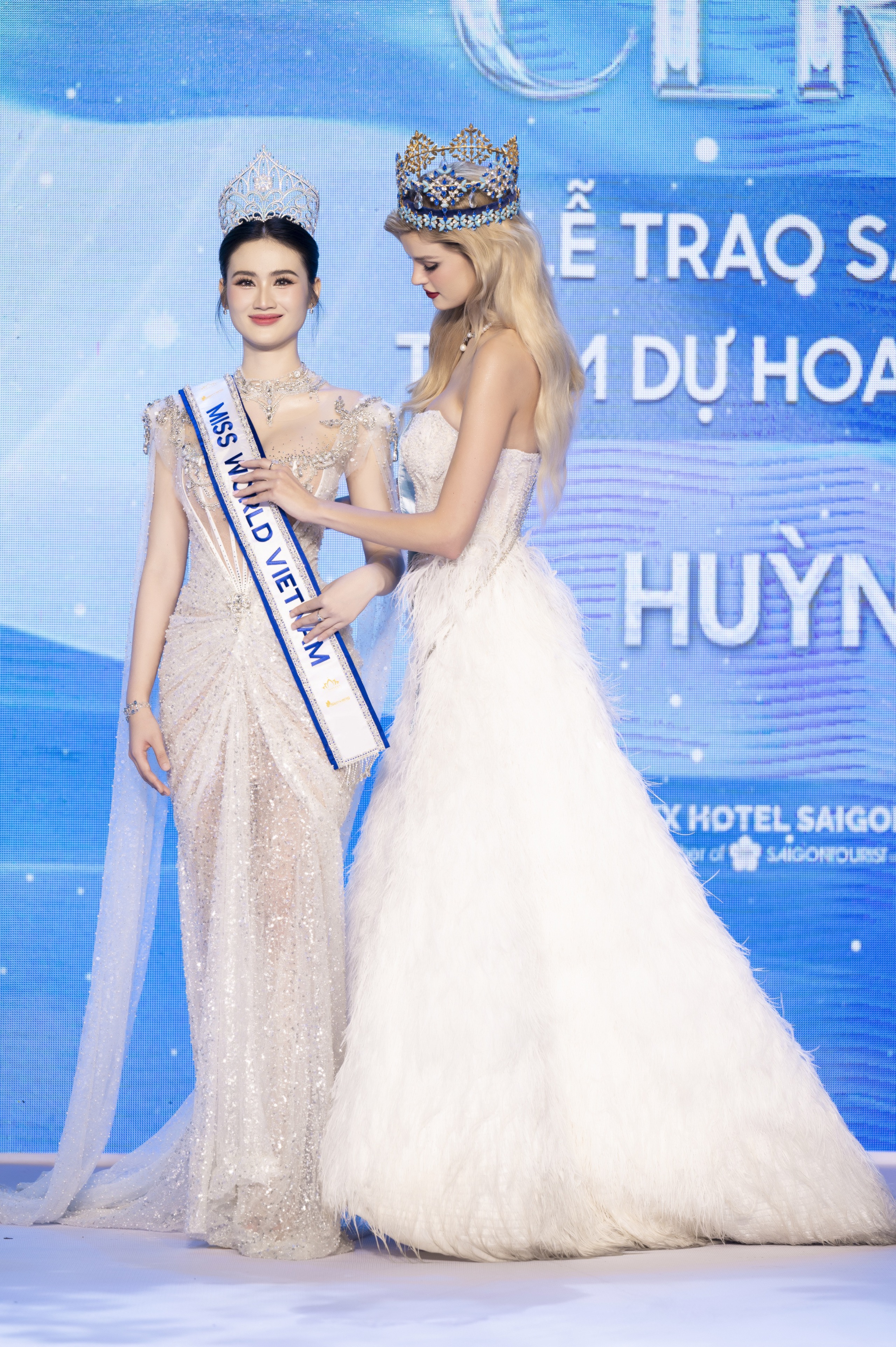 Đương kim Miss World Krystyna Pyszkov&aacute; d&agrave;nh lời khuy&ecirc;n g&igrave; cho hoa hậu Huỳnh Trần &Yacute; Nhi?- Ảnh 1.