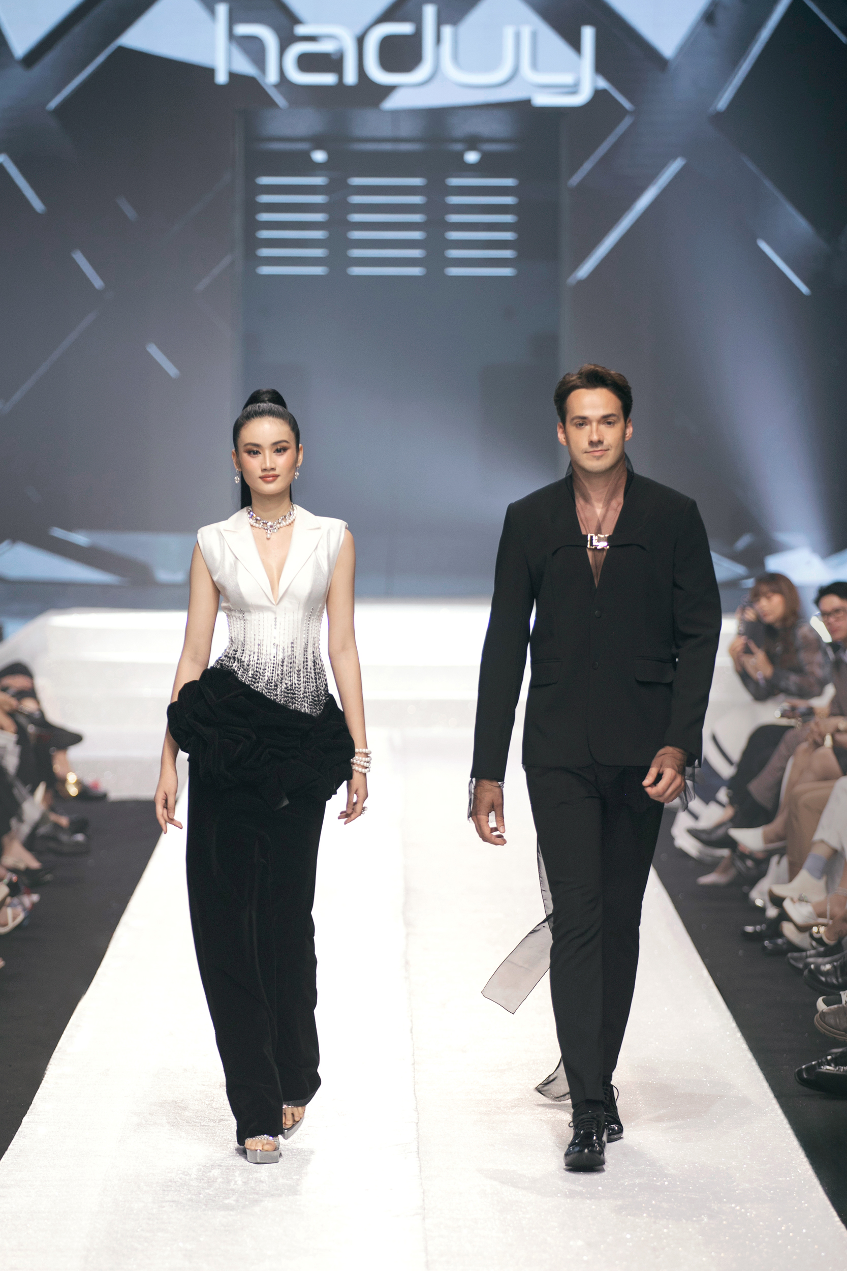 Hoa hậu Ý Nhi sánh đôi cùng Nam vương Thế giới Jack Heslewood- Ảnh 1. Hoa hậu Ý Nhi sánh đôi cùng Nam vương Thế giới Jack Heslewood- Ảnh 1.