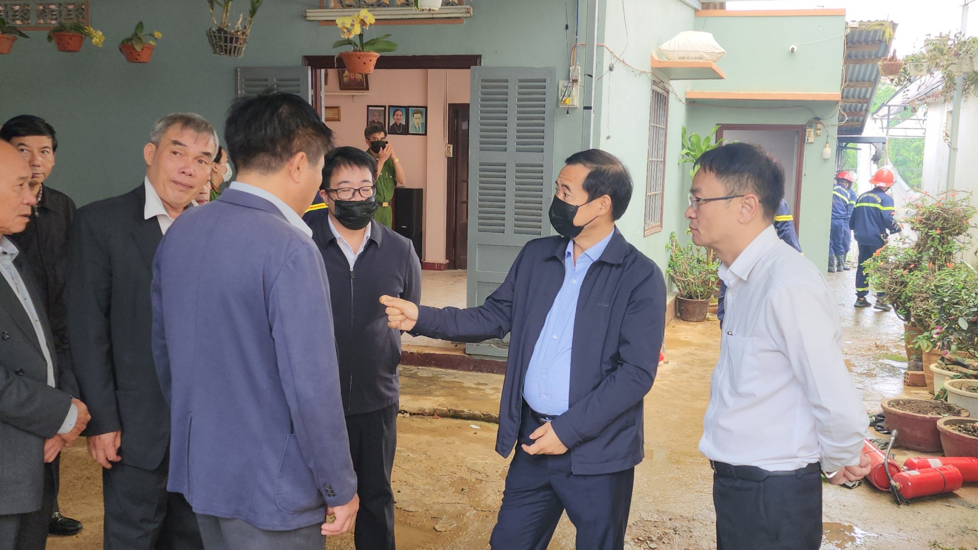 Nh&agrave; ch&aacute;y khi mẹ kh&oacute;a cửa đi mua sữa, 3 con tử vong- Ảnh 1.