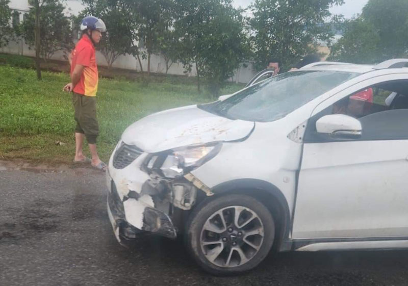 Hiện trường vụ tai nạn giữa &ocirc; t&ocirc; v&agrave; xe m&aacute;y điện khiến một người phụ nữ bị tử vong tại chỗ.