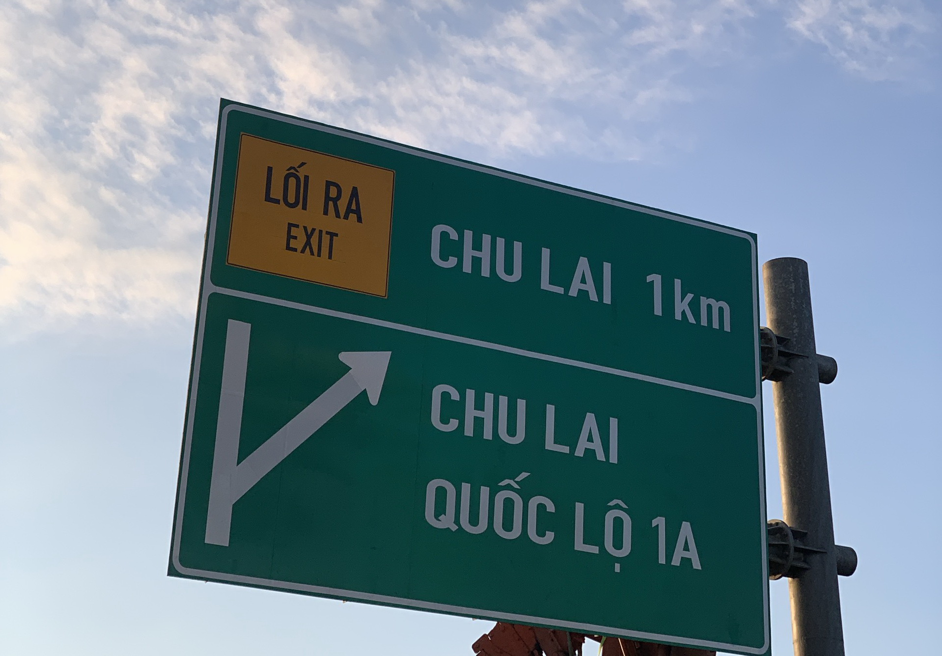 Khắc phục biển b&aacute;o mờ, bong tr&oacute;c tr&ecirc;n cao tốc Đ&agrave; Nẵng - Quảng Ng&atilde;i- Ảnh 6.