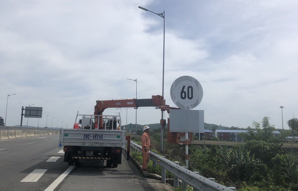 Khắc phục biển b&aacute;o mờ, bong tr&oacute;c tr&ecirc;n cao tốc Đ&agrave; Nẵng - Quảng Ng&atilde;i- Ảnh 8.
