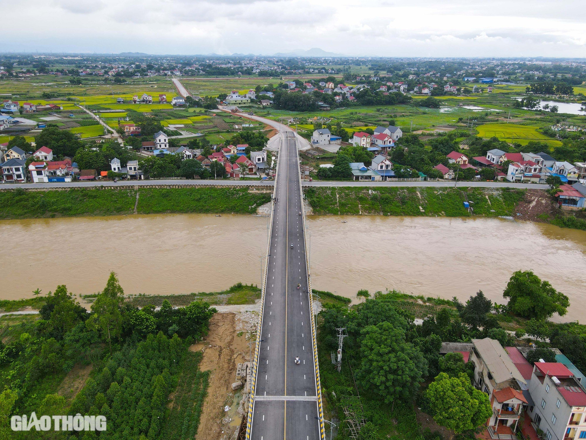 Cầu 540 tỷ nối Bắc Giang, Th&aacute;i Nguy&ecirc;n, Vĩnh Ph&uacute;c chưa thể sử dụng v&igrave; vướng 20 cột điện- Ảnh 2.