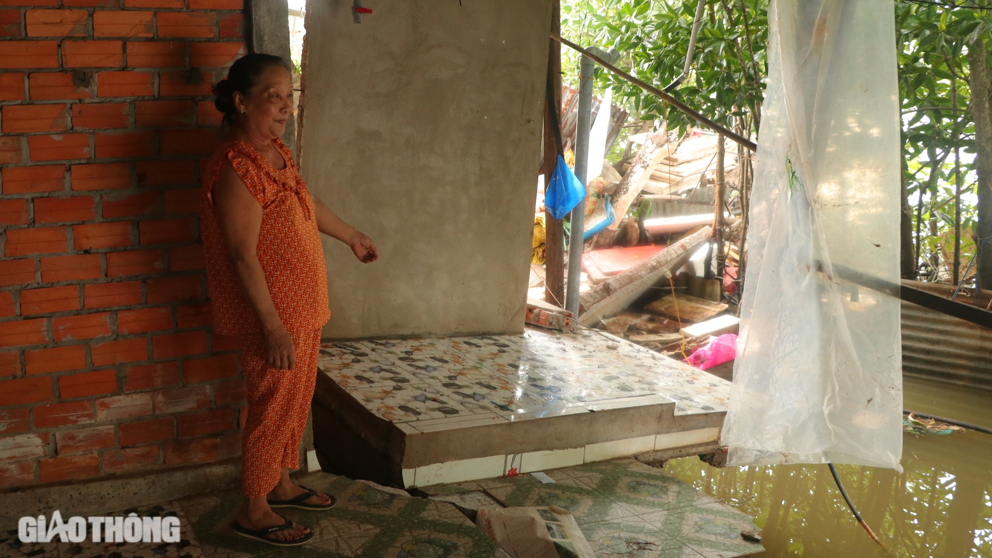 Sạt lở tiếp diễn ở Bạc Liêu: "Nghe tiếng chuột chạy là hết hồn thức giấc"- Ảnh 2. Sạt lở tiếp diễn ở Bạc Liêu: "Nghe tiếng chuột chạy là hết hồn thức giấc"- Ảnh 2.