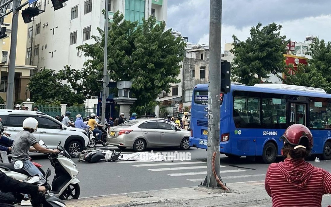 TP.HCM: Xe bu&yacute;t va chạm xe m&aacute;y, người phụ nữ bị c&aacute;n tử vong- Ảnh 1.
