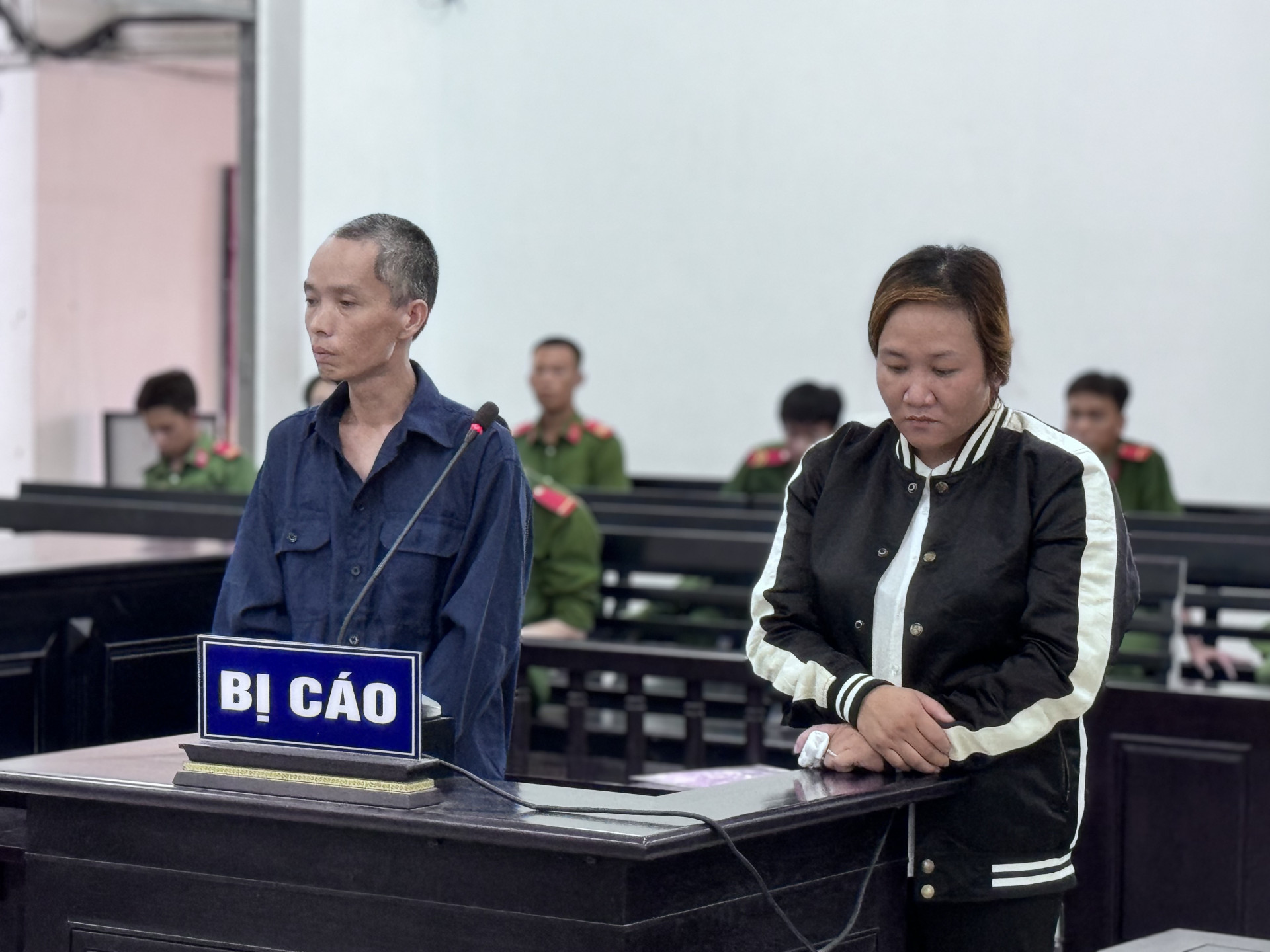 Vào tù vì dọa tống tiền bằng "ảnh nóng" của cha tại đám cưới con- Ảnh 1. Vào tù vì dọa tống tiền bằng "ảnh nóng" của cha tại đám cưới con- Ảnh 1.