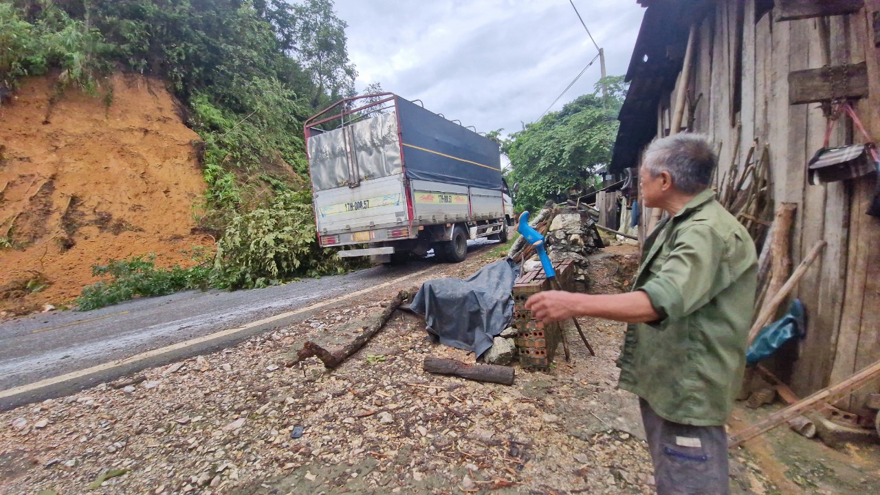 H&agrave;ng chục điểm sạt lở tr&ecirc;n QL3 qua Cao Bằng sau mưa lớn- Ảnh 1.