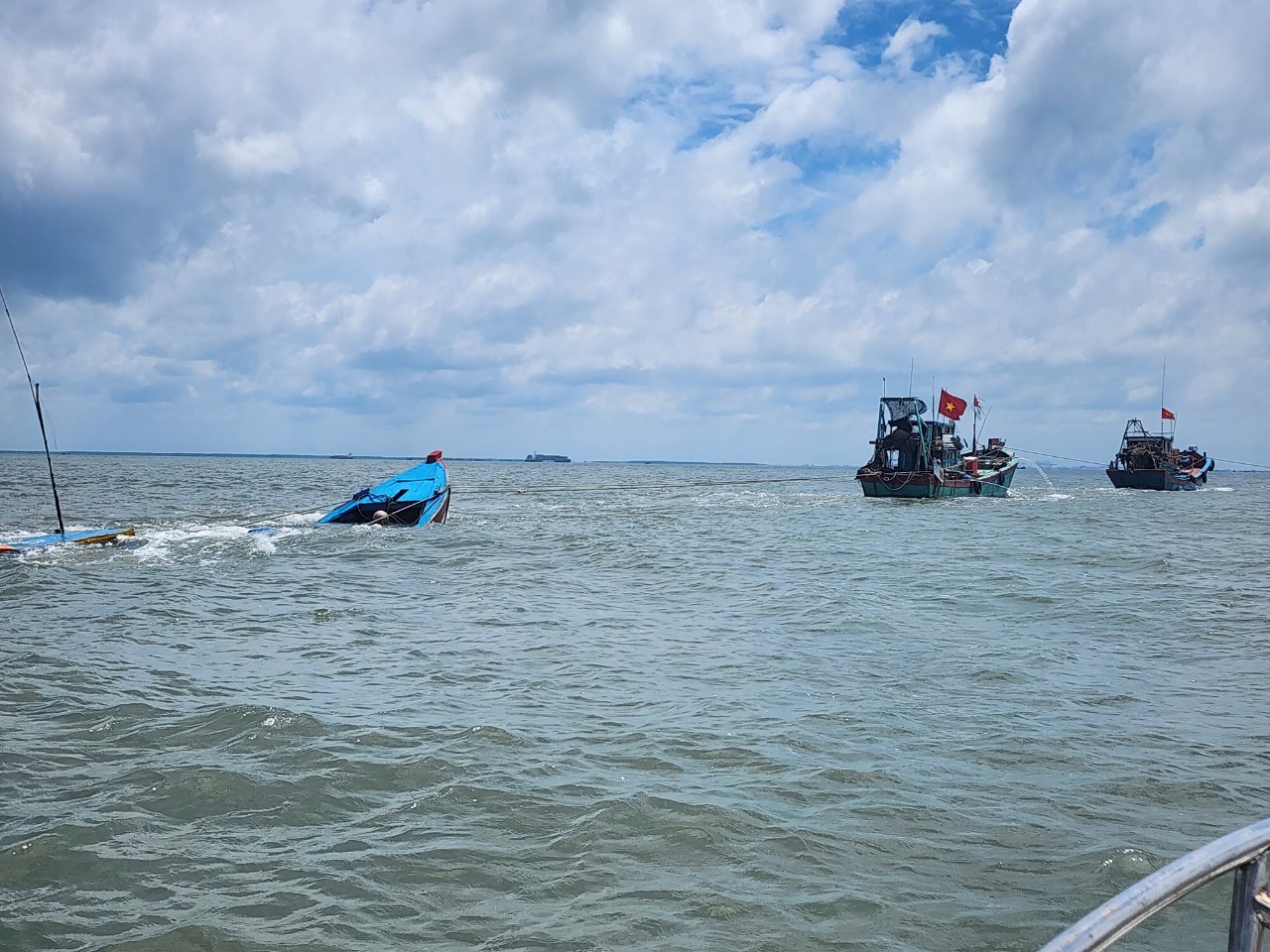 Đang trục vớt t&agrave;u c&aacute; gặp nạn tr&ecirc;n v&ugrave;ng biển Cần Giờ- Ảnh 1.