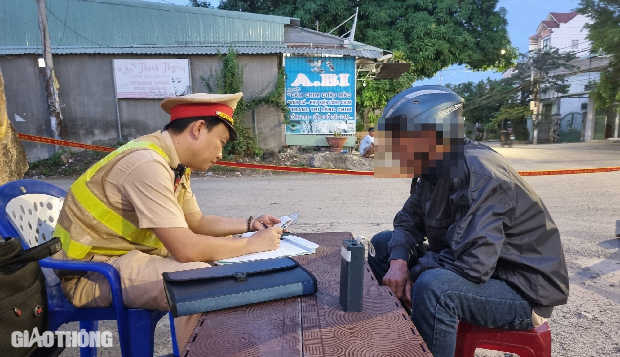 3 người uống 1 l&iacute;t rượu, người đ&agrave;n &ocirc;ng d&iacute;nh nồng độ cồn kịch khung- Ảnh 3.