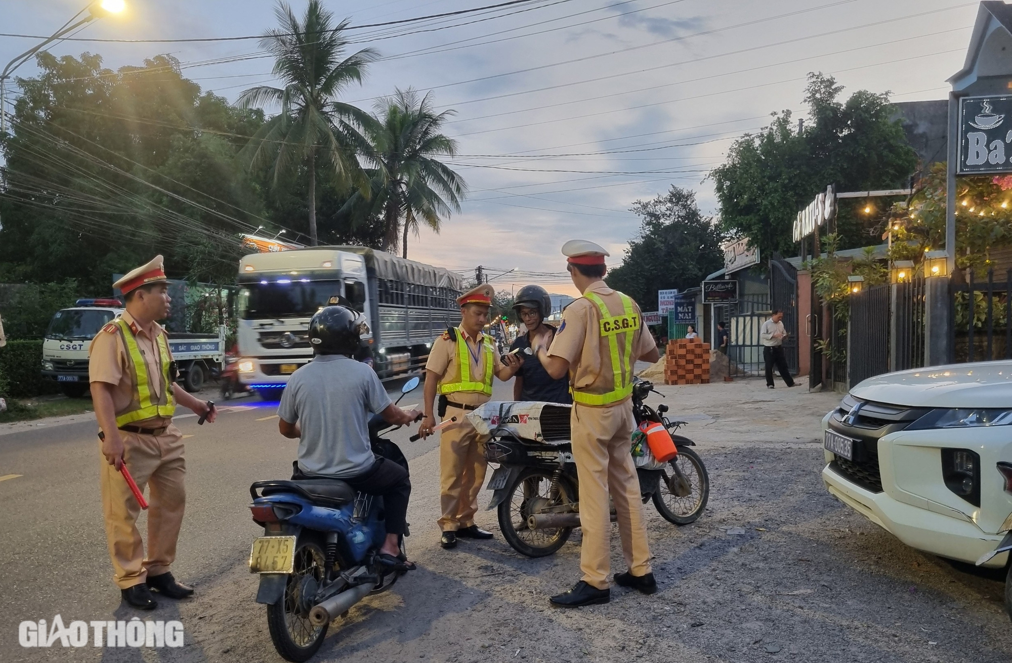 3 người uống 1 l&iacute;t rượu, người đ&agrave;n &ocirc;ng d&iacute;nh nồng độ cồn kịch khung- Ảnh 5.