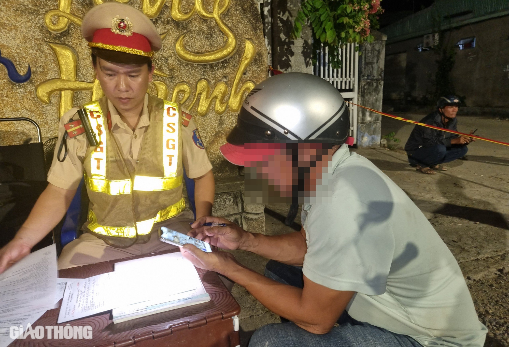 3 người uống 1 l&iacute;t rượu, người đ&agrave;n &ocirc;ng d&iacute;nh nồng độ cồn kịch khung- Ảnh 6.