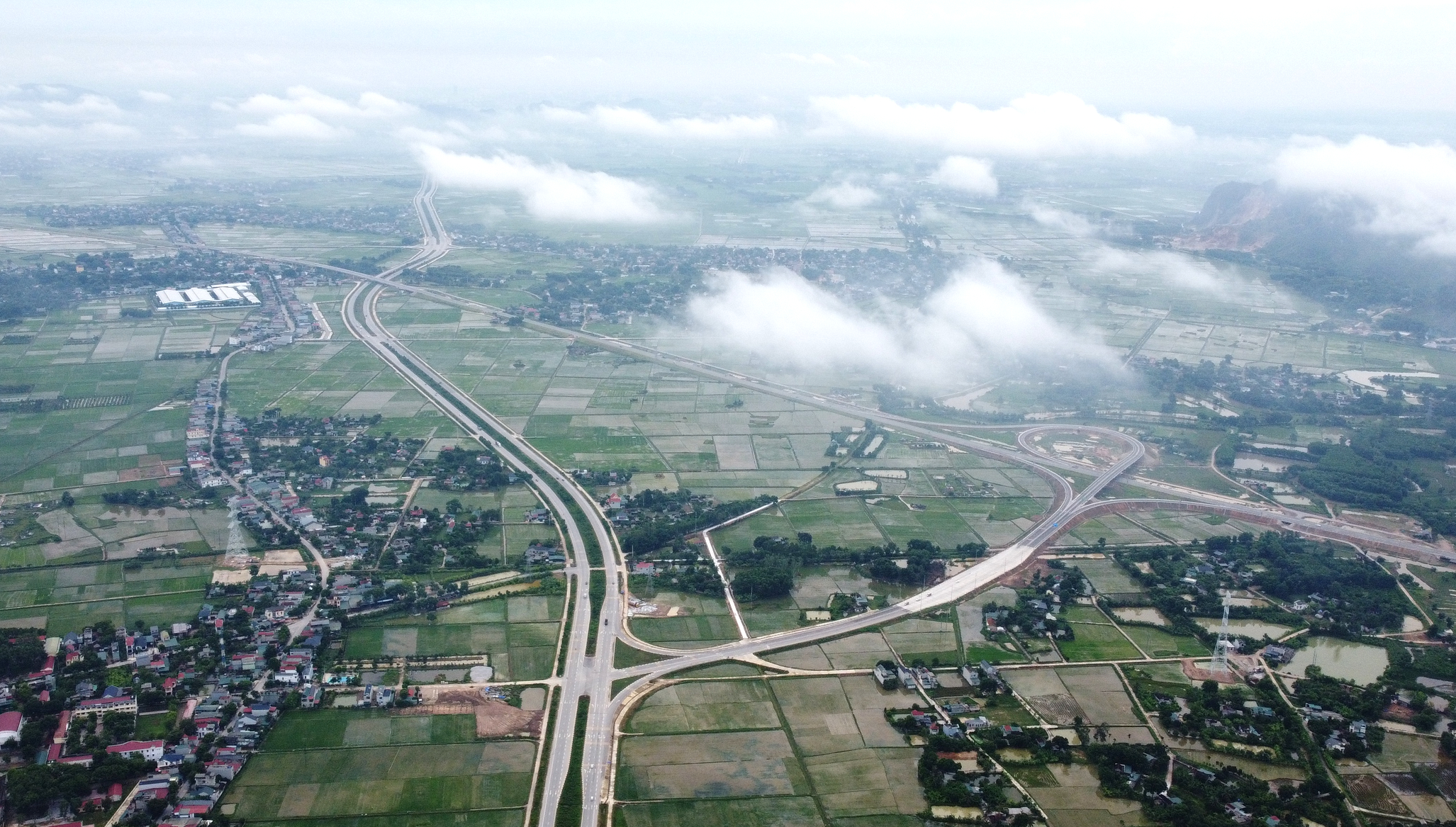Ngắm tuyến đường ngh&igrave;n tỷ ở Thanh H&oacute;a "đẹp như tranh vẽ"- Ảnh 15.