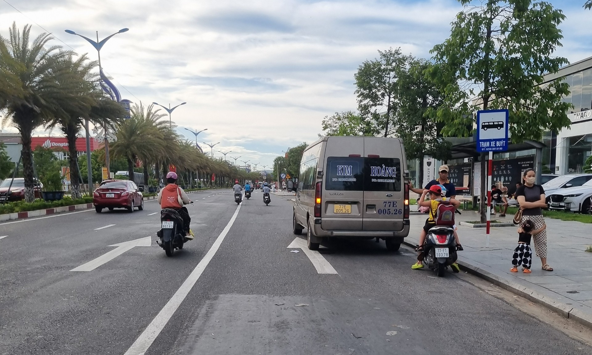 Xe kh&aacute;ch thi nhau bỏ bến, v&ocirc; tư hoạt động quanh bến xe Quy Nhơn- Ảnh 2.
