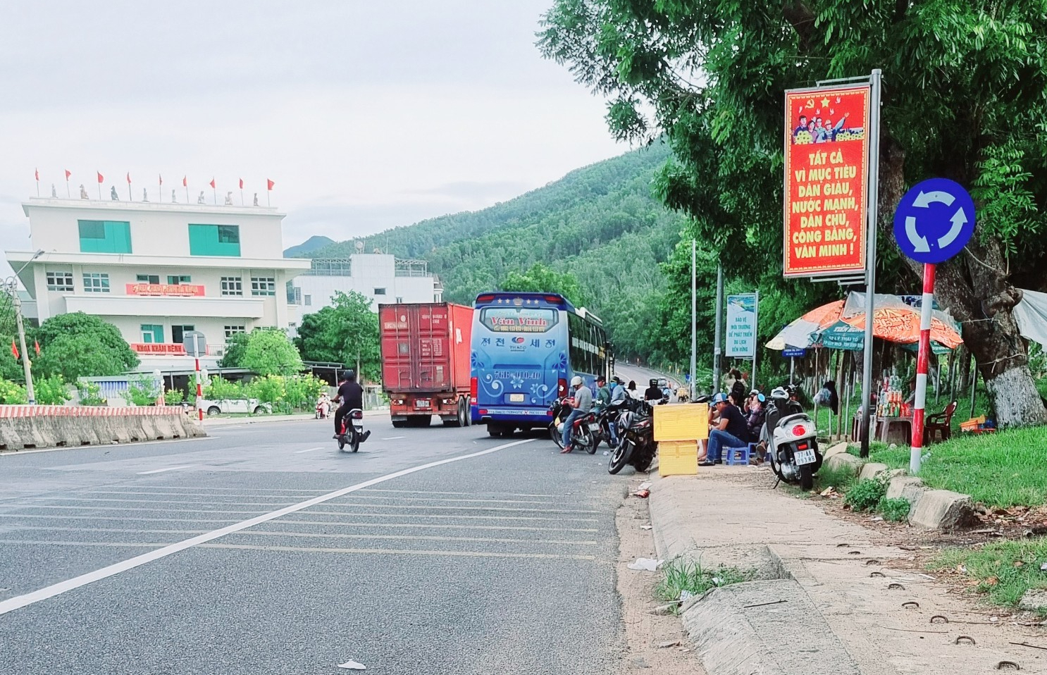 Xe kh&aacute;ch thi nhau bỏ bến, v&ocirc; tư hoạt động quanh bến xe Quy Nhơn- Ảnh 3.