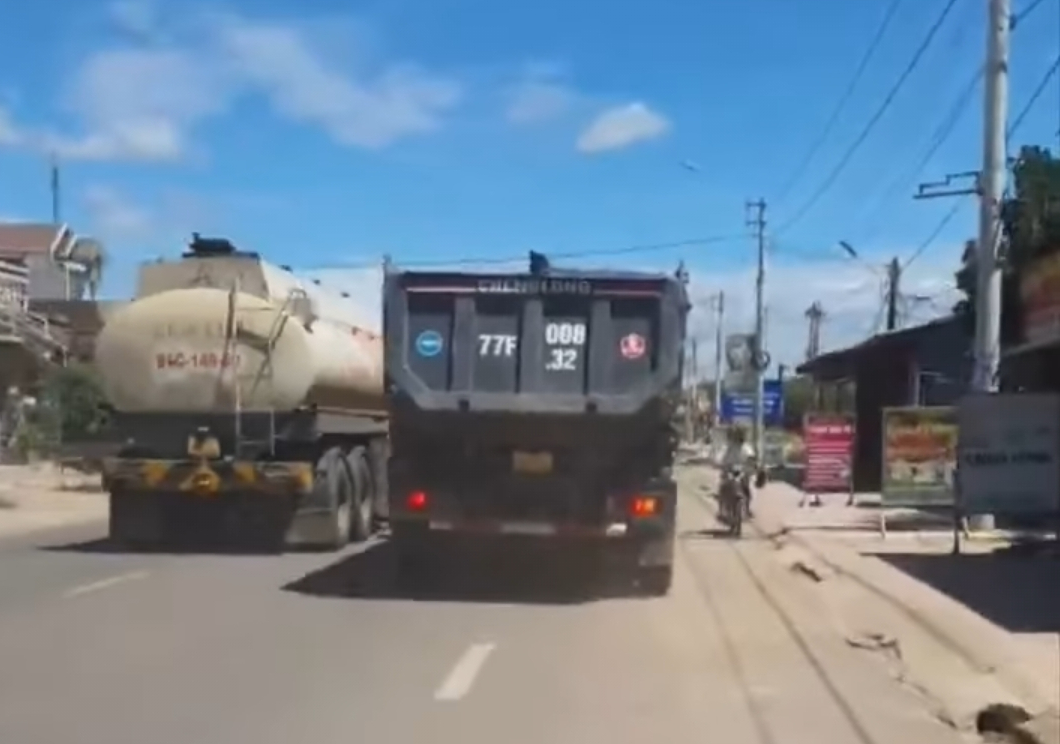 Bị người d&acirc;n ghi clip để c&aacute;t rơi v&atilde;i tr&ecirc;n quốc lộ, t&agrave;i xế lĩnh phạt- Ảnh 1.