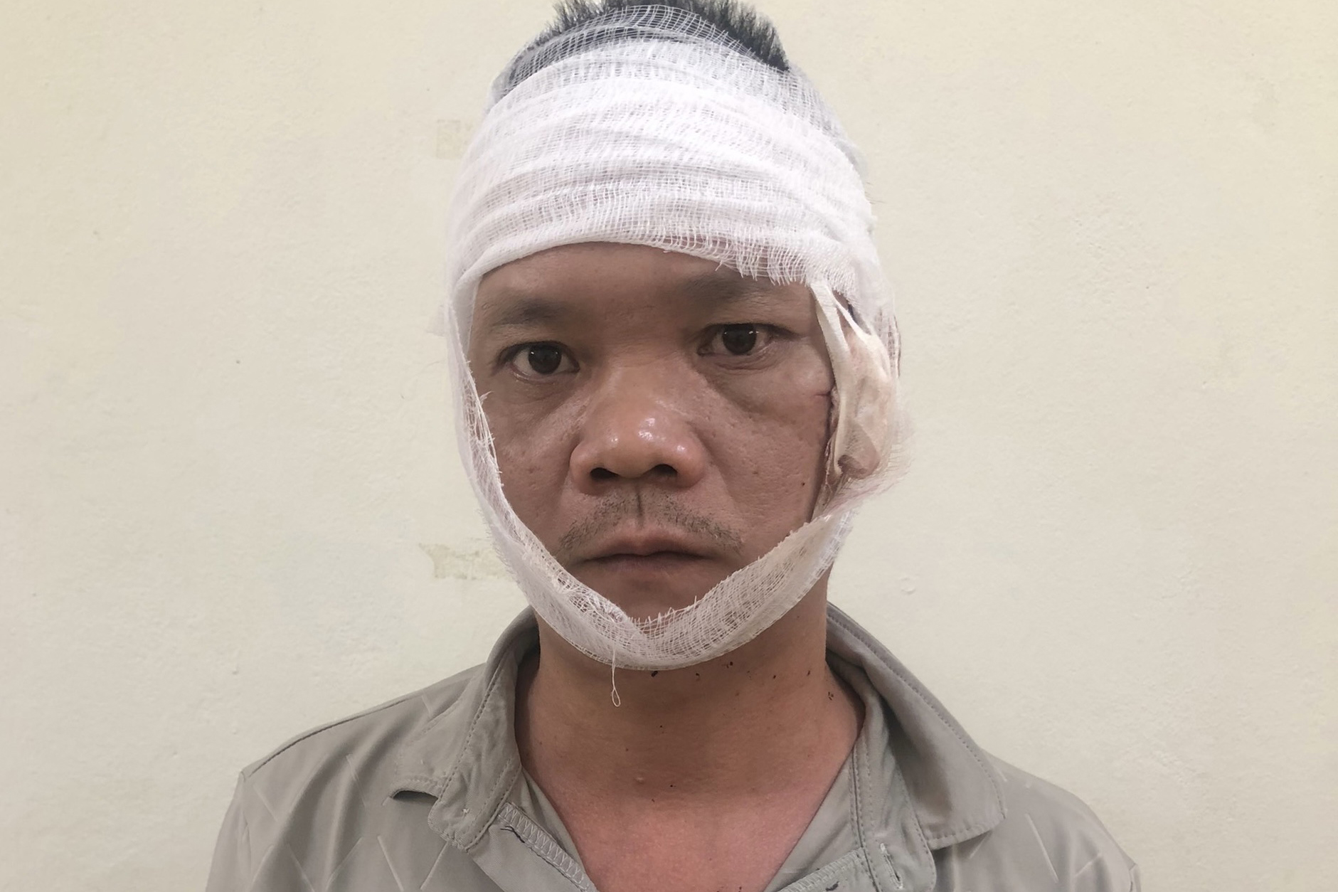 Vụ truy s&aacute;t bố v&agrave; anh trai ở H&agrave; Nội: Nghi phạm cố thủ trong nh&agrave; nhiều giờ- Ảnh 1.