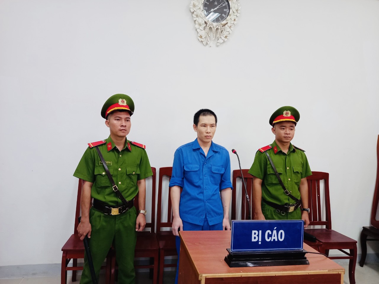 Nam thanh ni&ecirc;n mang s&uacute;ng đến s&ograve;ng bầu cua, giả danh c&ocirc;ng an cướp tiền- Ảnh 1.