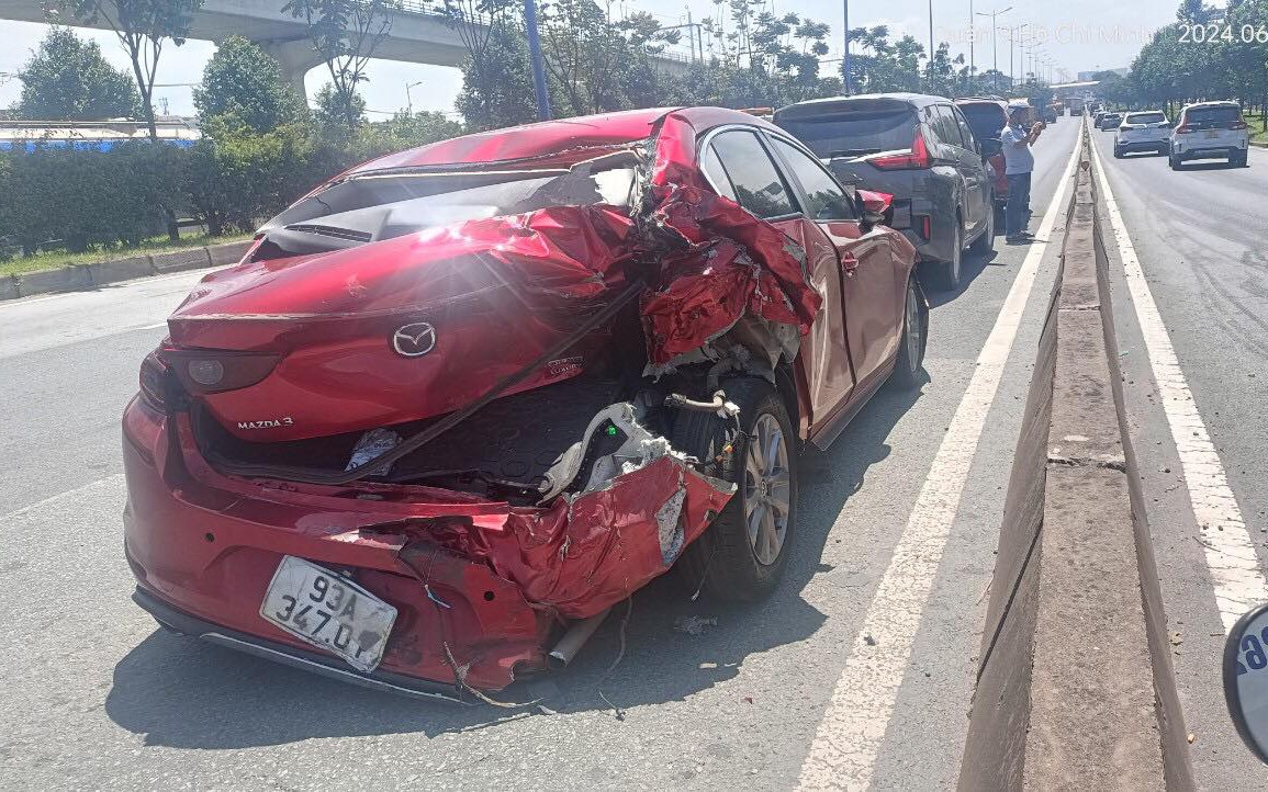 Xe container g&acirc;y tai nạn li&ecirc;n ho&agrave;n tr&ecirc;n xa lộ H&agrave; Nội