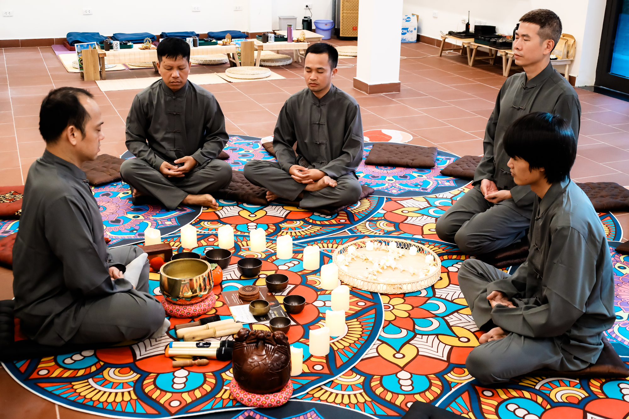 Đến Hạ Long chữa lành bằng "trải nghiệm tĩnh tâm"- Ảnh 1. Đến Hạ Long chữa lành bằng "trải nghiệm tĩnh tâm"- Ảnh 1.