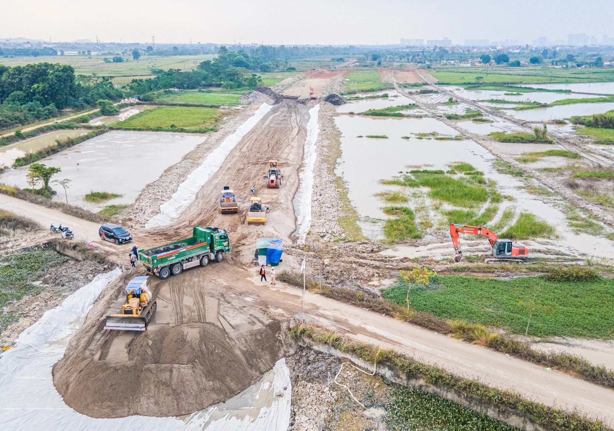 Khởi tố 3 c&aacute;n bộ li&ecirc;n quan đến đền b&ugrave; đất ở dự &aacute;n V&agrave;nh đai 4- Ảnh 2.