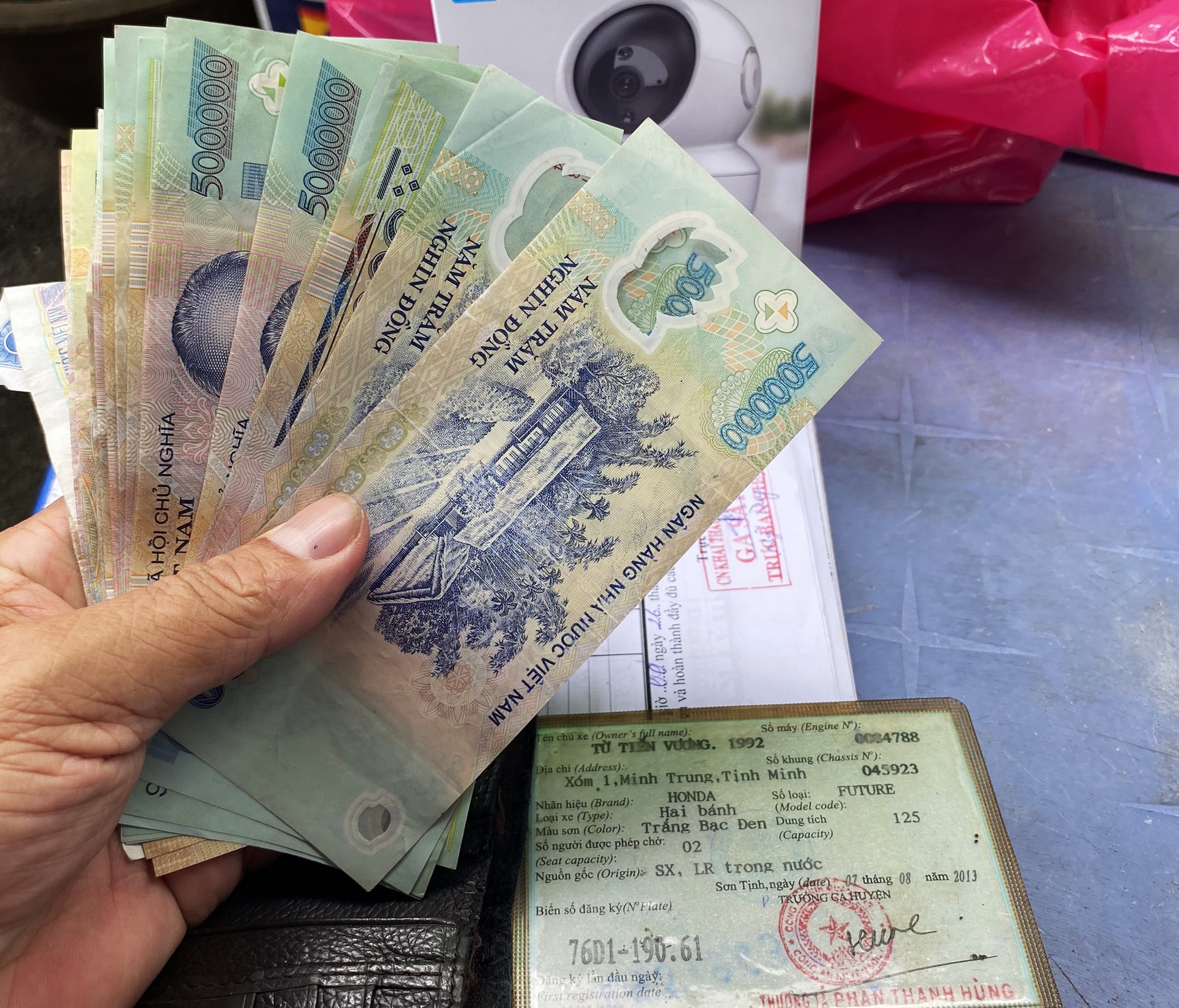 Nam h&agrave;nh kh&aacute;ch vui mừng nhận lại t&agrave;i sản bỏ qu&ecirc;n tr&ecirc;n t&agrave;u- Ảnh 1.