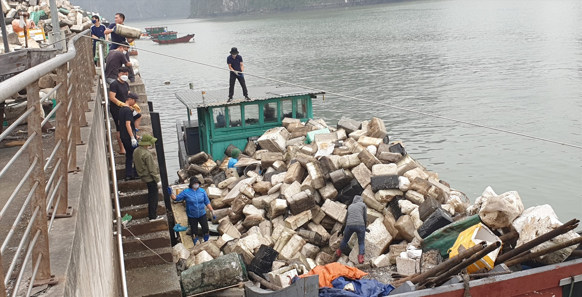 Một buổi dọn rác của những phóng viên, nhà báo trên vịnh Hạ Long- Ảnh 6. Một buổi dọn rác của những phóng viên, nhà báo trên vịnh Hạ Long- Ảnh 6.
