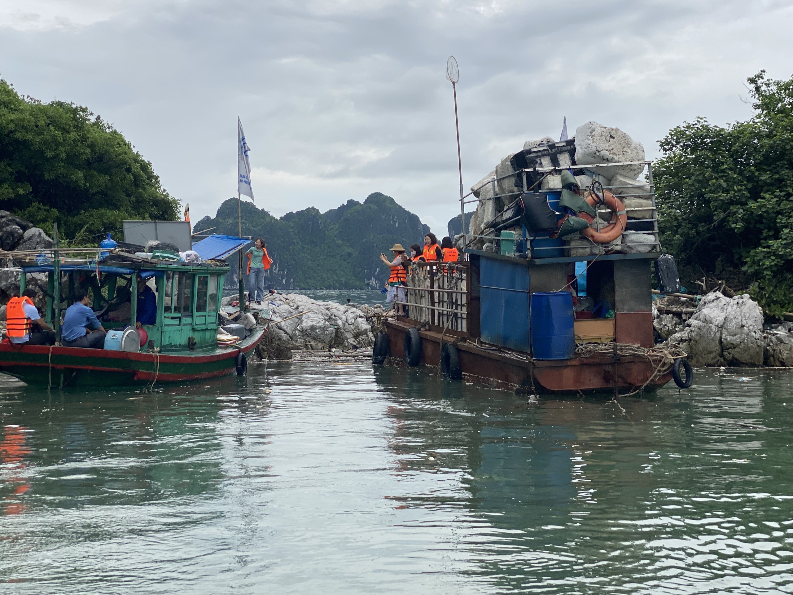 Một buổi dọn rác của những phóng viên, nhà báo trên vịnh Hạ Long- Ảnh 4. Một buổi dọn rác của những phóng viên, nhà báo trên vịnh Hạ Long- Ảnh 4.