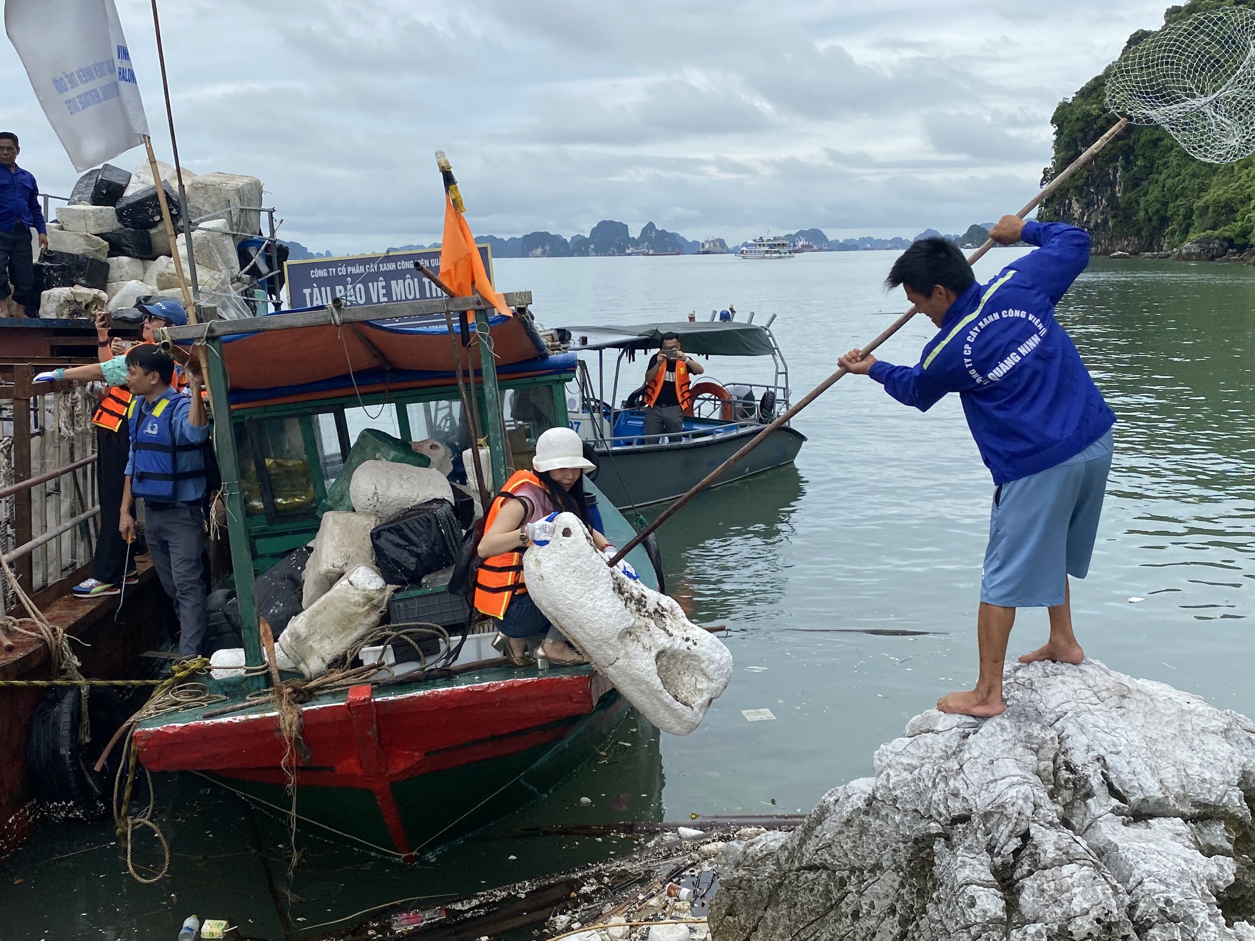 Một buổi dọn rác của những phóng viên, nhà báo trên vịnh Hạ Long- Ảnh 2. Một buổi dọn rác của những phóng viên, nhà báo trên vịnh Hạ Long- Ảnh 2.