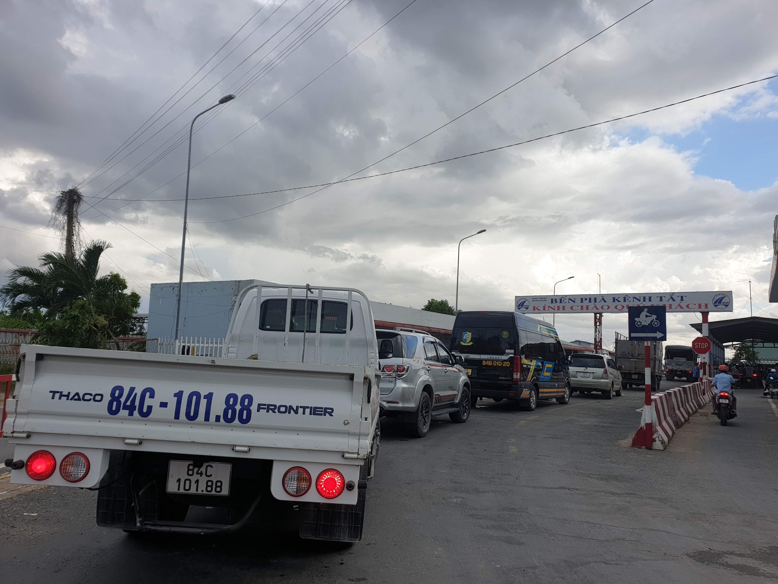 Tr&agrave; Vinh: Hạn chế xe tải 7 tấn, xe kh&aacute;ch 29 chỗ qua ph&agrave; K&ecirc;nh Tắt khi thủy triều thấp- Ảnh 1.