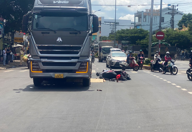 Hiện trường vụ TNGT khiến hai vợ chồng thương vong.