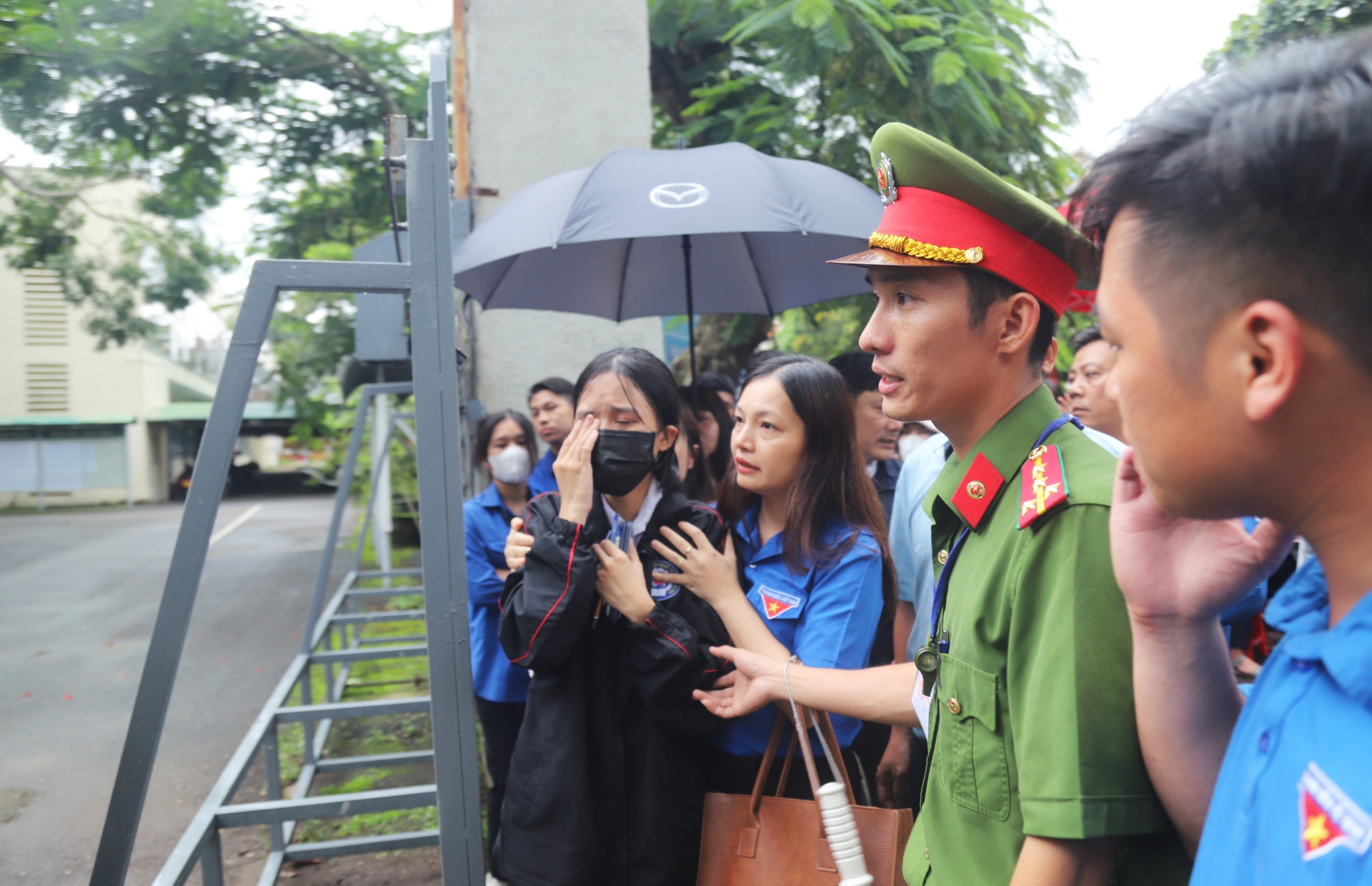 L&acirc;m Đồng: Nam sinh bị g&atilde;y ch&acirc;n n&eacute;n đau, ho&agrave;n th&agrave;nh thi m&ocirc;n To&aacute;n- Ảnh 2.