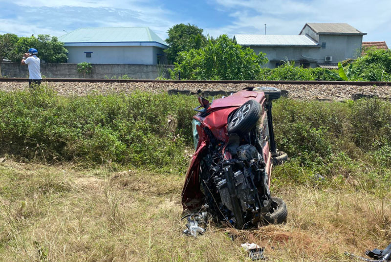 &Ocirc; t&ocirc; con bị t&ocirc;ng tr&uacute;ng văng xa h&agrave;ng chục m&eacute;t.