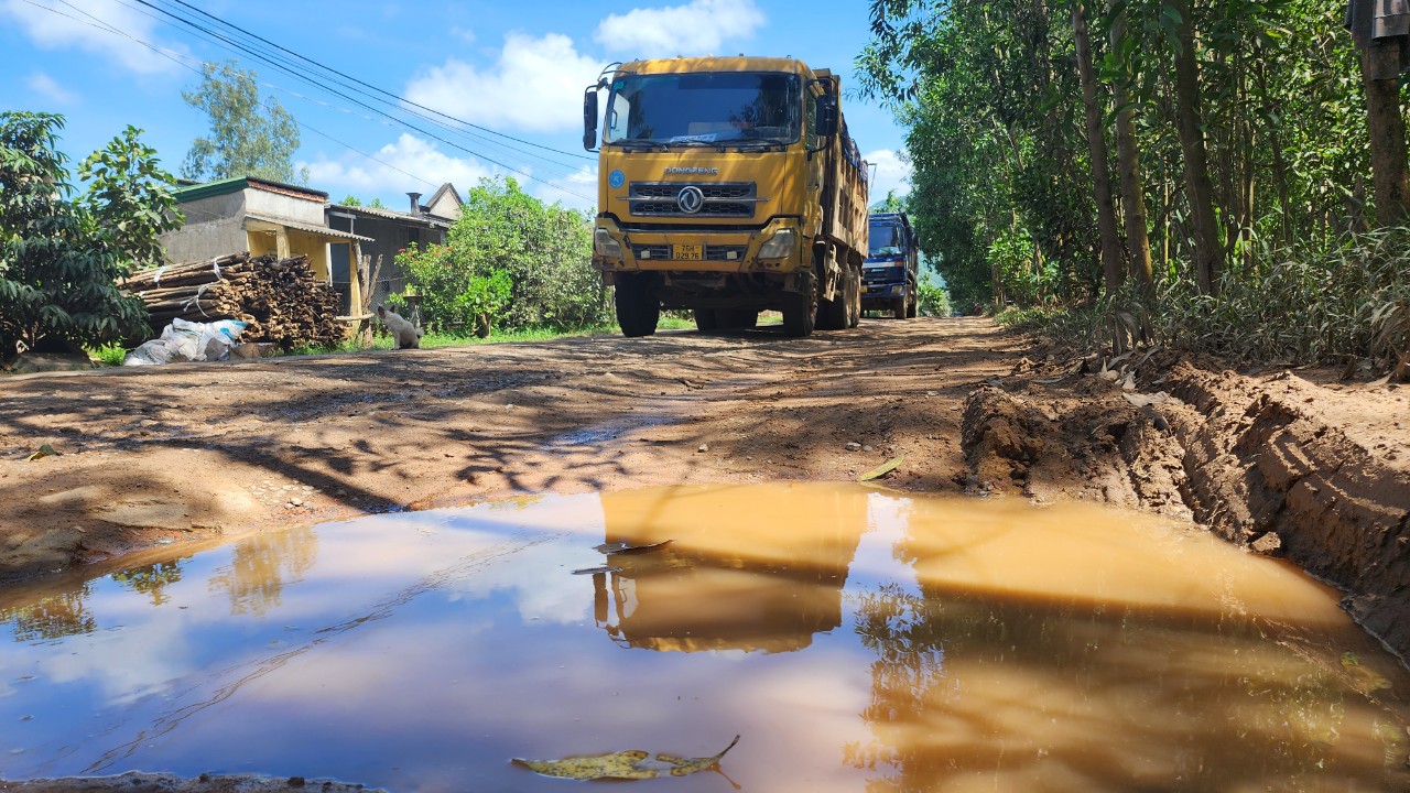 Lo xe chở đất "c&agrave;y" đường d&acirc;n sinh ở Quảng Ng&atilde;i- Ảnh 4.