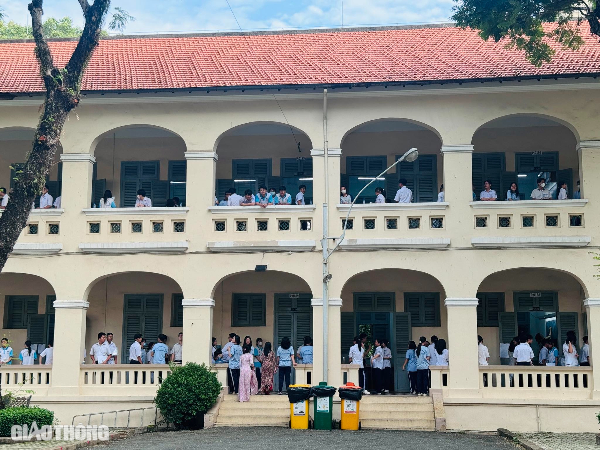 TP.HCM: Th&iacute; sinh rạng rỡ, tự tin bước v&agrave;o m&ocirc;n thi tốt nghiệp THPT đầu ti&ecirc;n- Ảnh 1.