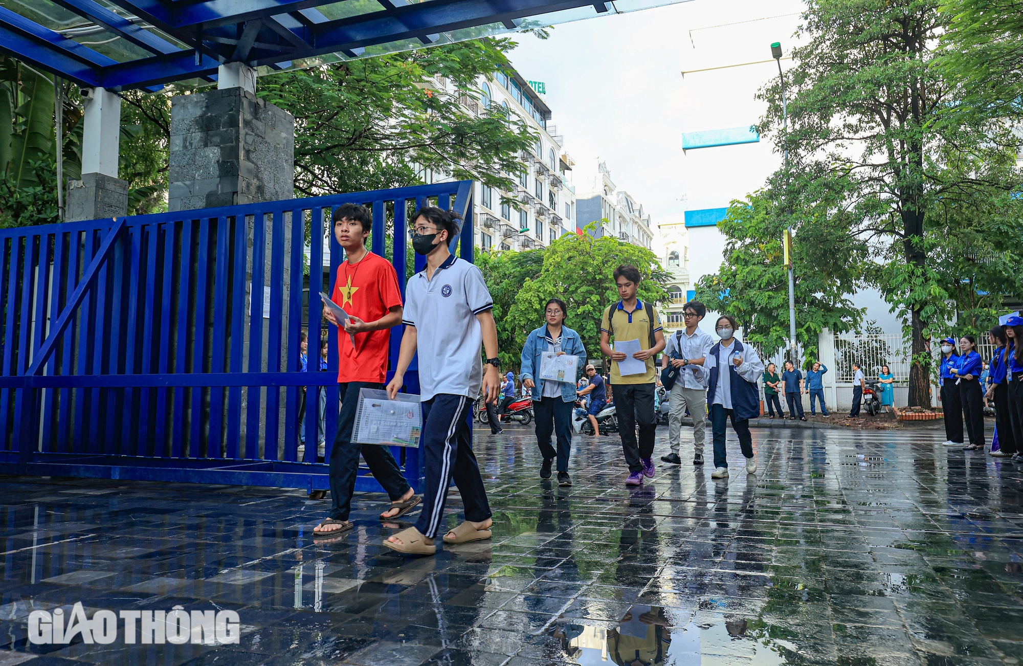 Phụ huynh dậy từ tờ mờ s&aacute;ng đồng h&agrave;nh c&ugrave;ng sĩ tử ng&agrave;y đầu thi tốt nghiệp THPT- Ảnh 1.