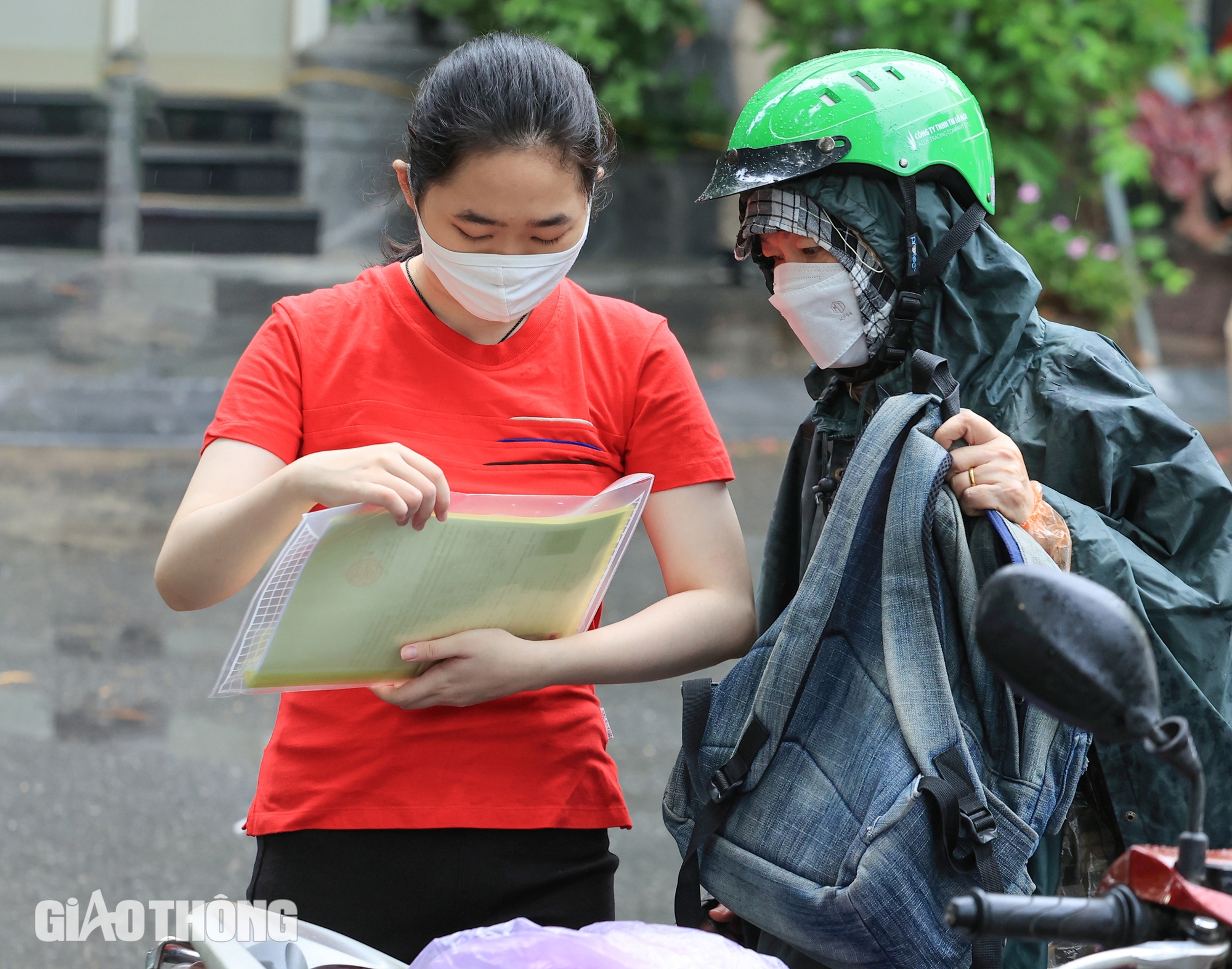 Phụ huynh dậy từ tờ mờ s&aacute;ng đồng h&agrave;nh c&ugrave;ng sĩ tử ng&agrave;y đầu thi tốt nghiệp THPT- Ảnh 4.